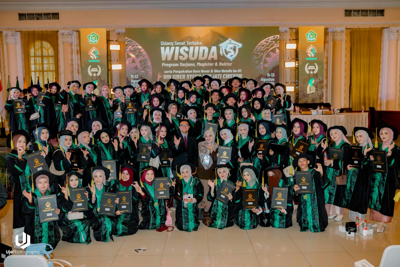Momen Bahagia Wisuda, Para Lulusan PGMI UIN Siber Syekh Nurjati Cirebon Rayakan Pencapaian